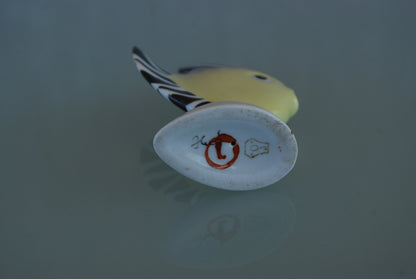 Vis zwart wit geel van Kunstenaar Veress Miklós.