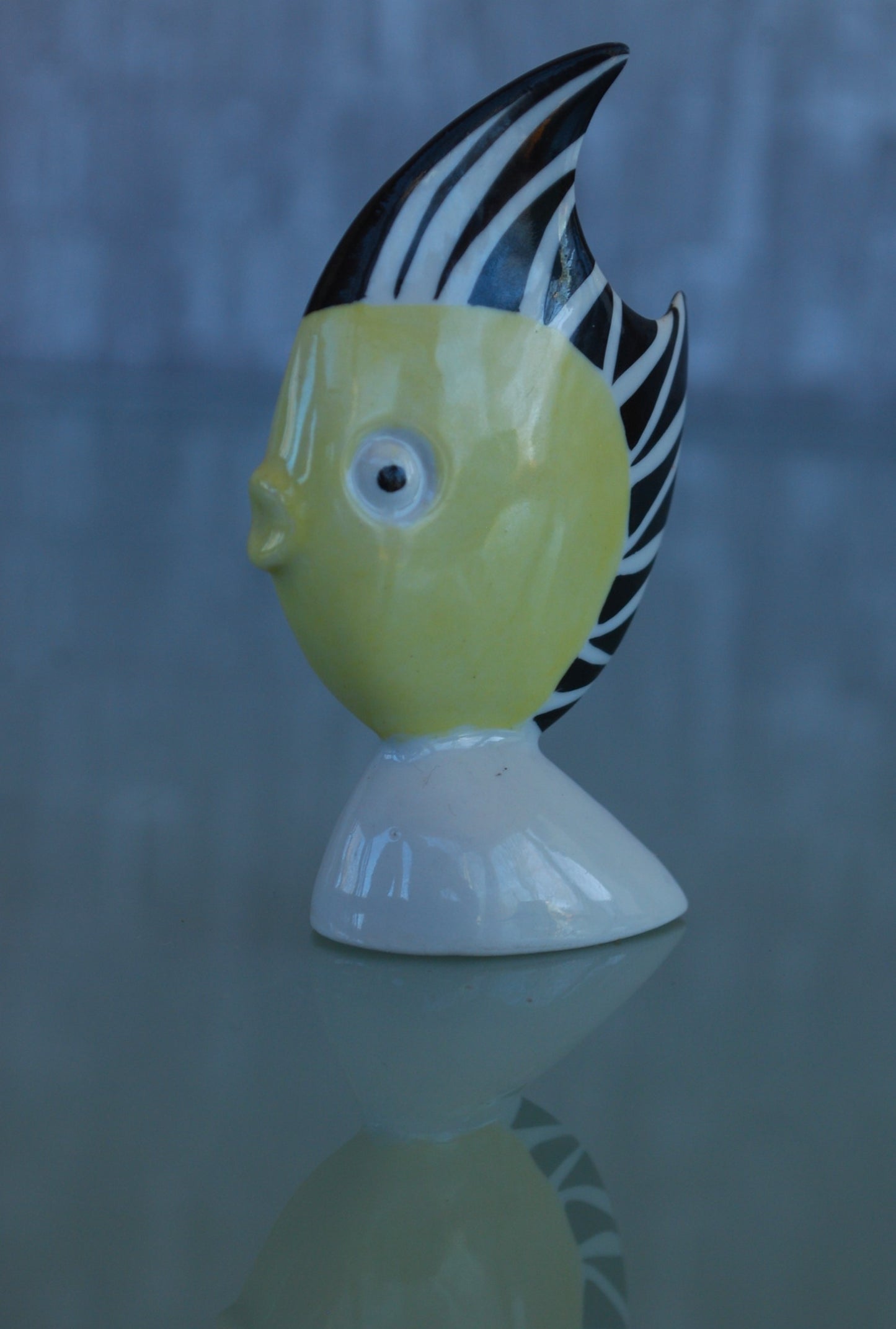 Stilistische Vis zwart wit geel van Kunstenaar Veress Miklós.