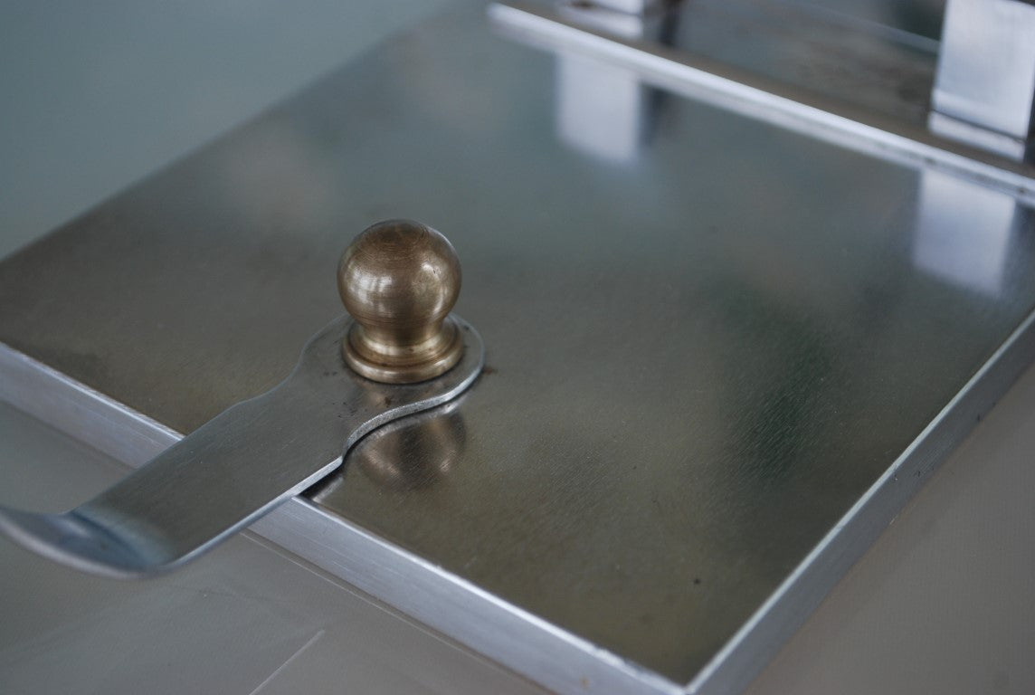 Oude Vliegtuig op zware sokkel Met fotolijsthouder 1949