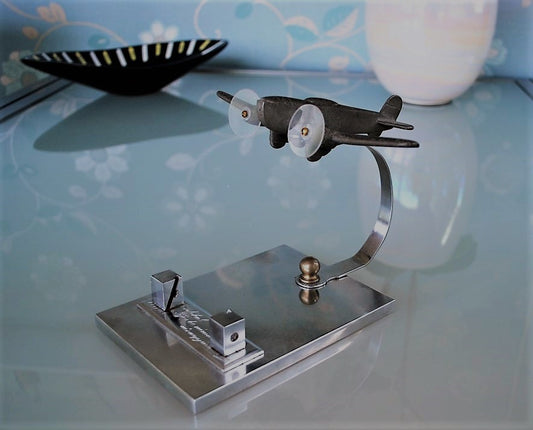 Oude Vliegtuig op zware sokkel Met fotolijsthouder 1949