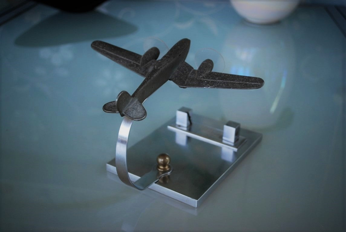 Oude Vliegtuig op zware sokkel Met fotolijsthouder 1949