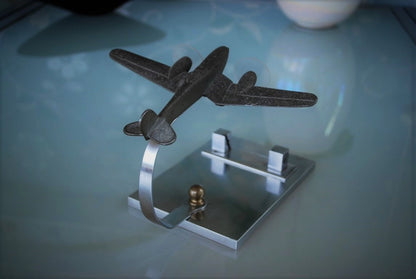 Oude Vliegtuig op zware sokkel Met fotolijsthouder 1949