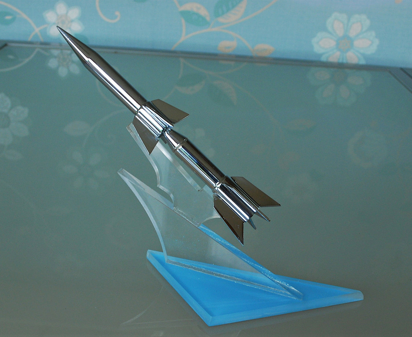 Raket op plexiglas sokkel SA-75 Dvina  NATO: SA-2 Guideline