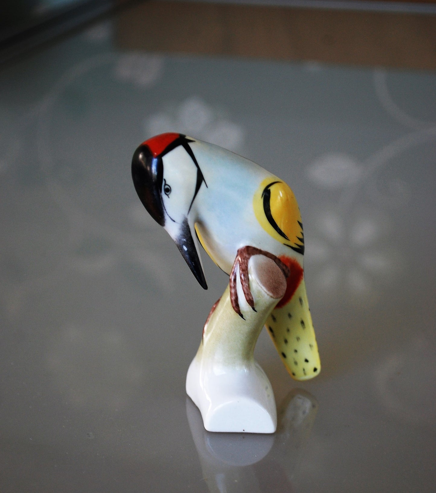 Stilistische vogel Bonte specht. Oud porselein