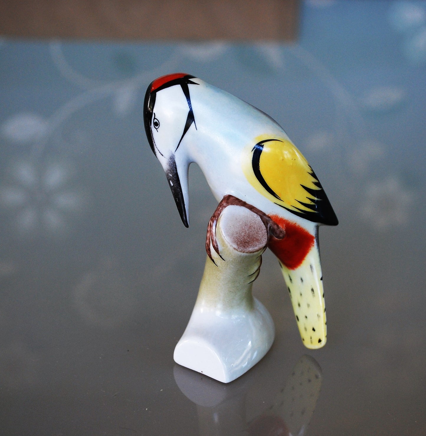 Stilistische vogel Bonte specht. Oud porselein