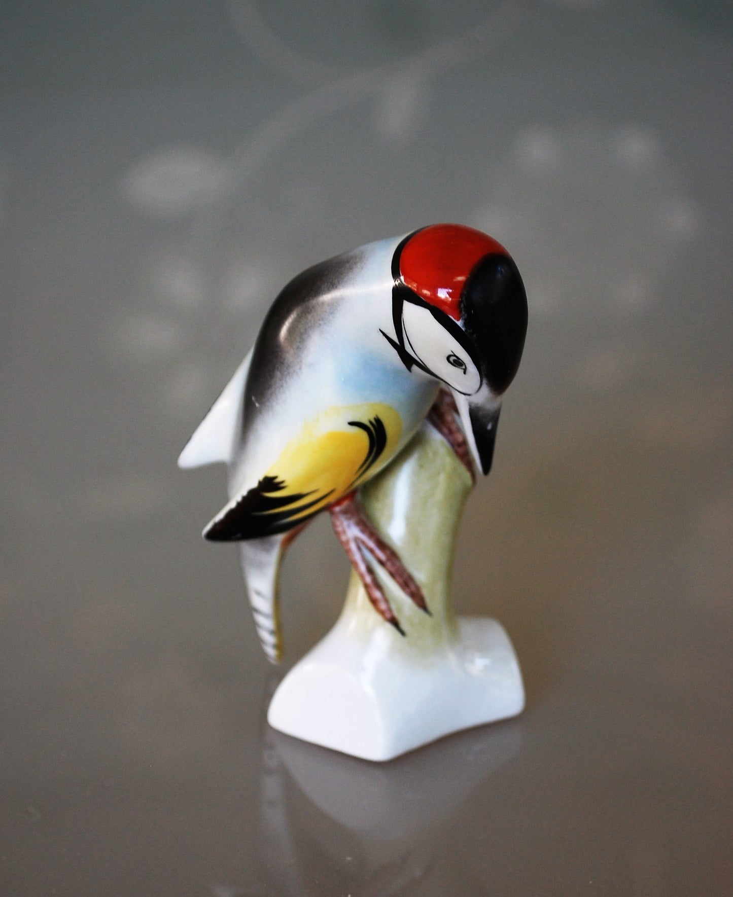 Stilistische vogel Bonte specht. Oud porselein