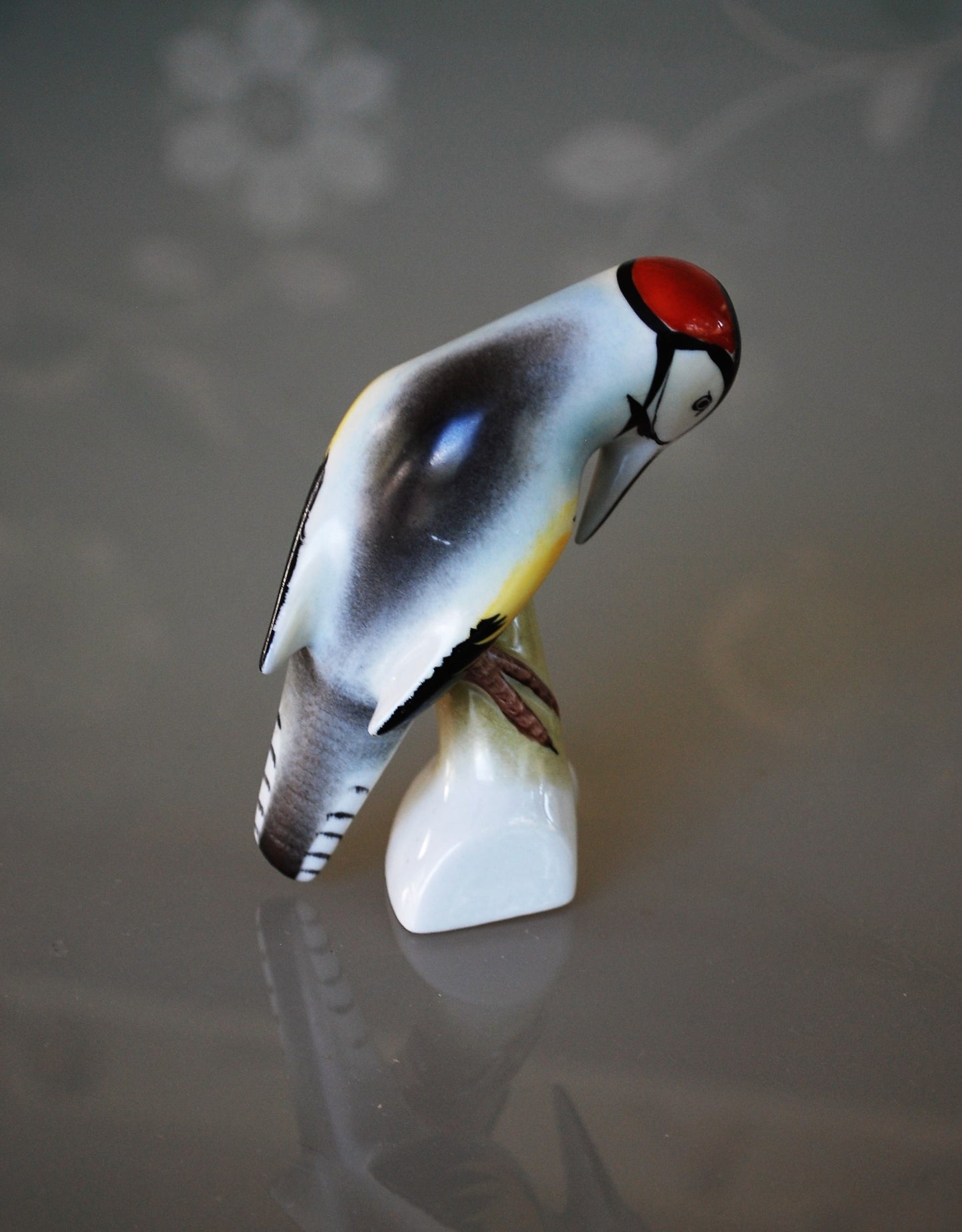 Stilistische vogel Bonte specht. Oud porselein