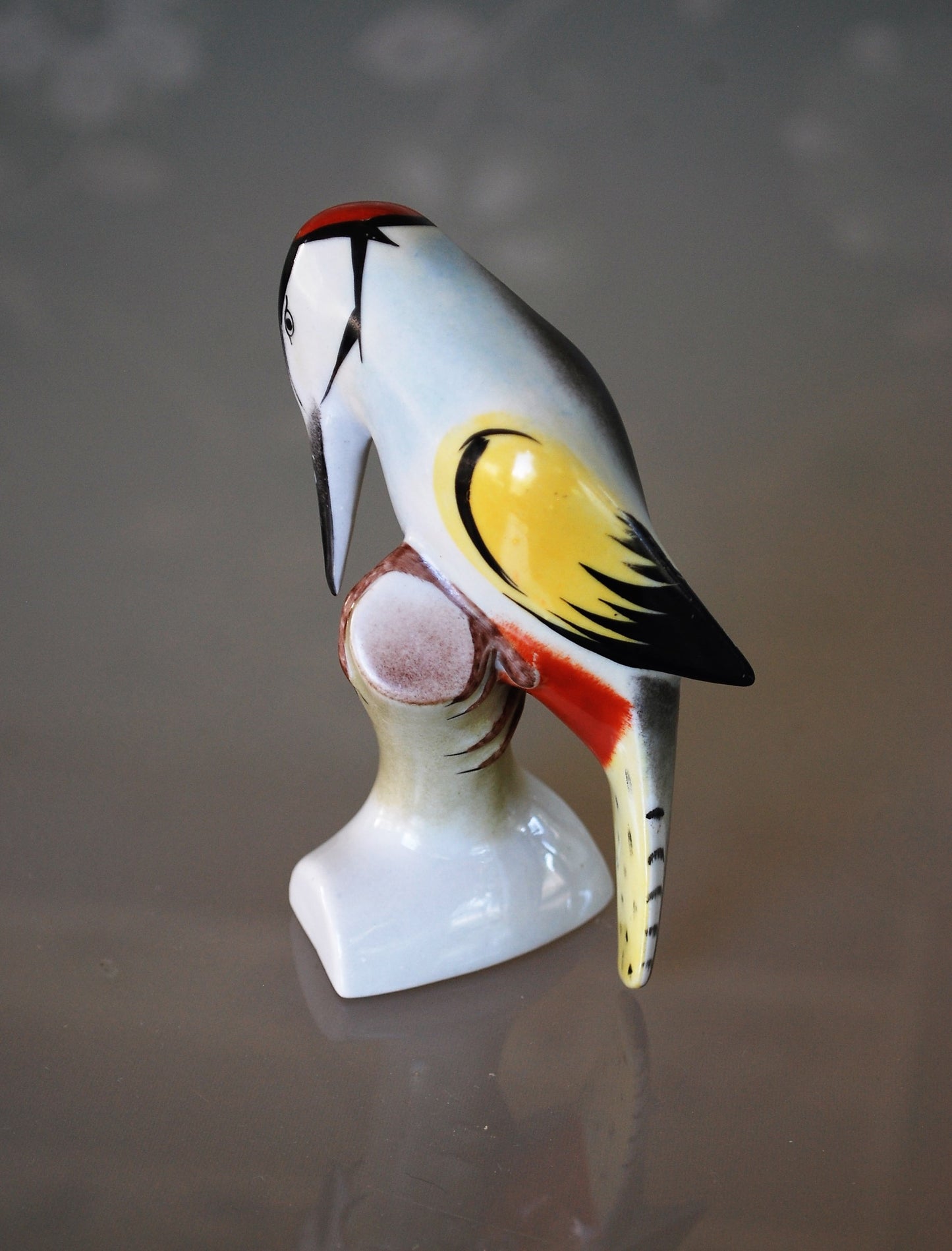 Stilistische vogel Bonte specht. Oud porselein