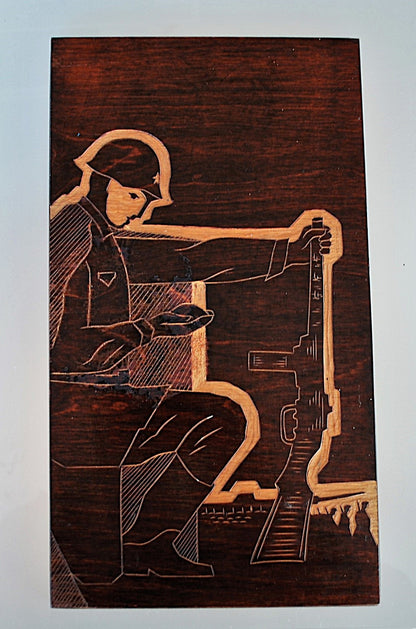 Soldaat knielt voor Kameraden Wandbord CCCP