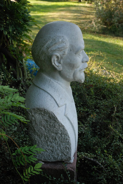 Zeer grote Lenin buste Uniek uit 1 stuk graniet gehakt !