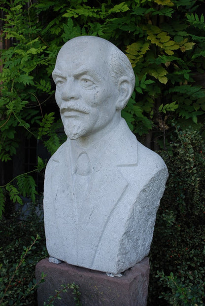Zeer grote Lenin buste Uniek uit 1 stuk graniet gehakt !