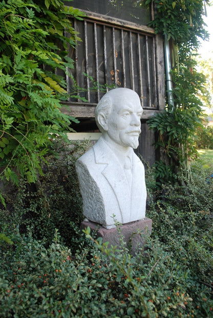 Zeer grote Lenin buste Uniek uit 1 stuk graniet gehakt !