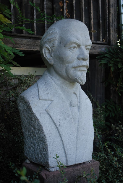 Zeer grote Lenin buste Uniek uit 1 stuk graniet gehakt !