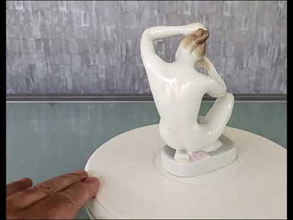 Naakt Vrouw steekt bloem in haar. Ere geschenk *