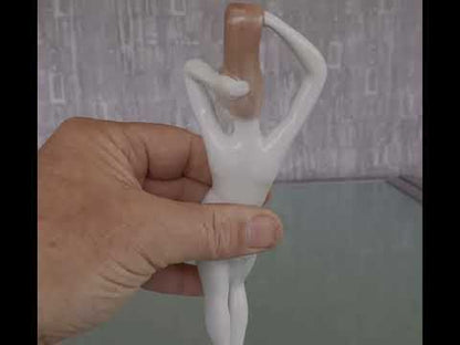 Naakt Vrouw staand met handen in het haar haren. Beeld