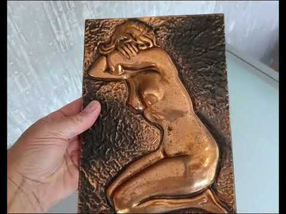 Vrouw, naakt met hoofd in de armen.