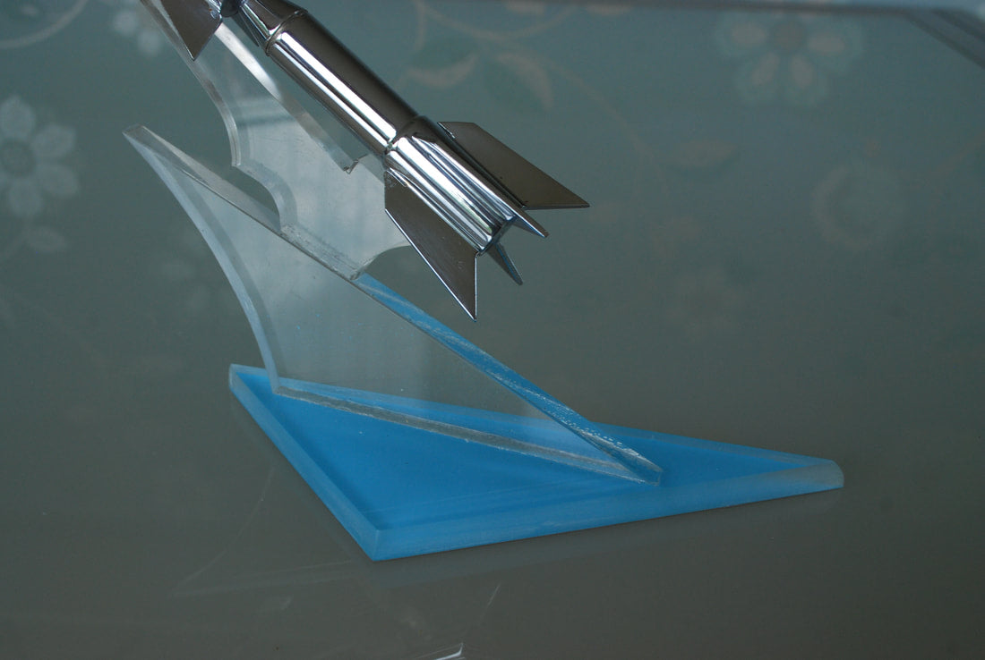 Raket op plexiglas sokkel SA-75 Dvina  NATO: SA-2 Guideline