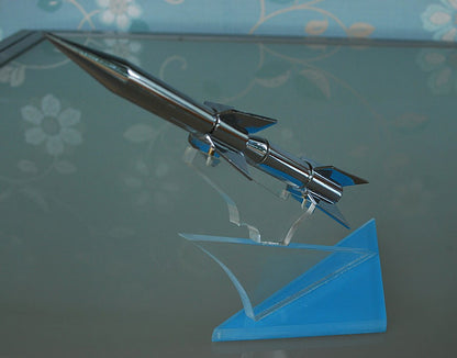 Raket op plexiglas sokkel SA-75 Dvina  NATO: SA-2 Guideline