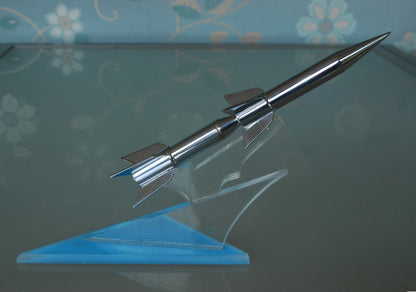 Raket op plexiglas sokkel SA-75 Dvina  NATO: SA-2 Guideline